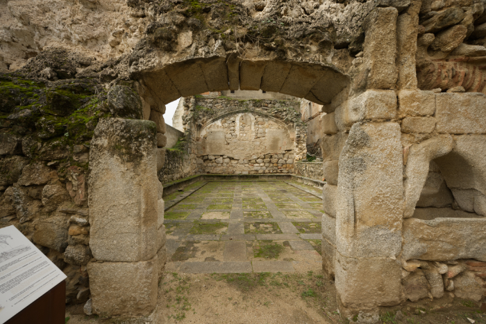Vista de la portada del refectorio del monasterio de Valdeiglesias